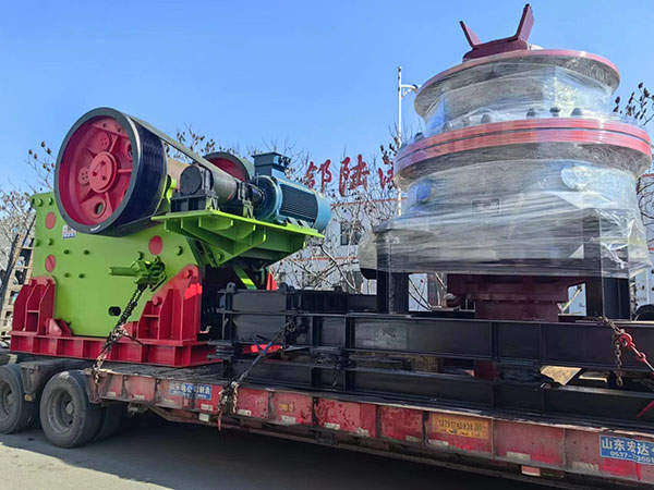 圓錐機破碎機發(fā)貨現場.jpg 圓錐機破碎機發(fā)貨現場.jpg